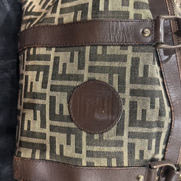 🛍️BLACK FRIDAY DEAL🛍️ Pre-loved AUTHENTIC Small Fendi Duffle bag - Picture 3 of 10